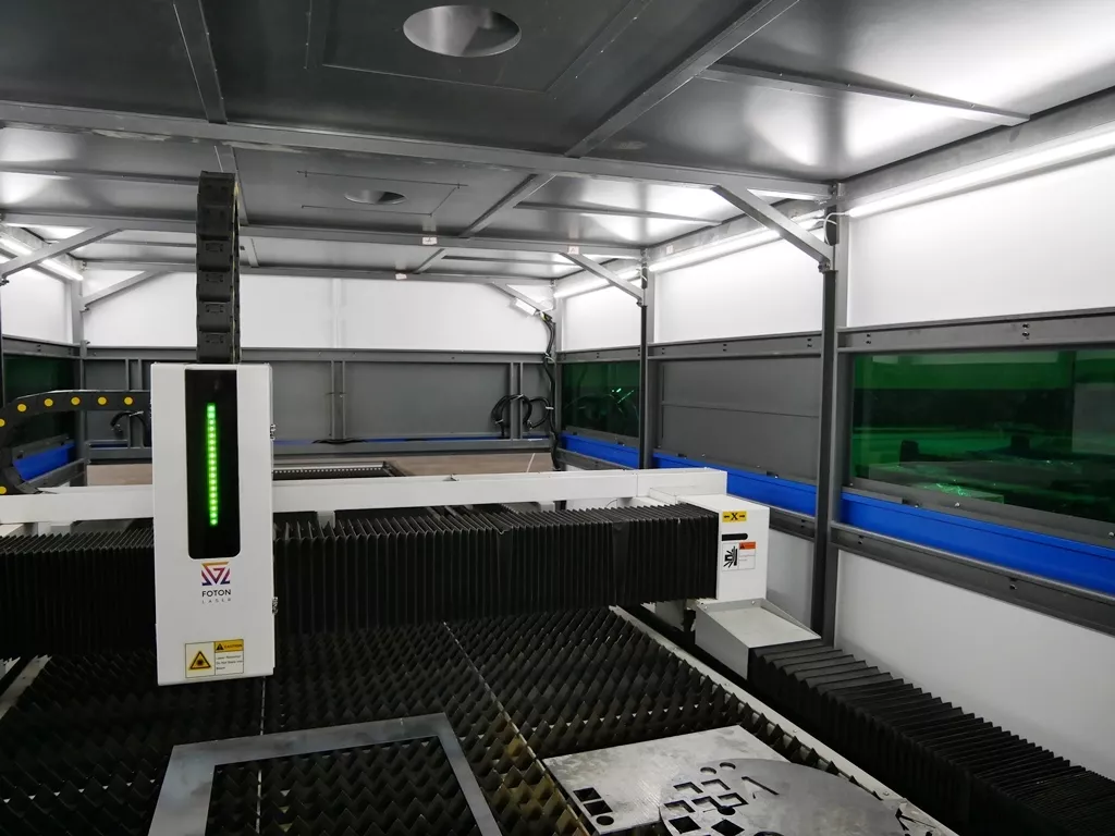 FL-L2040FHR-2000-D220-IPG Лазерный станок для резки листового металла и труб с кабинетной защитой