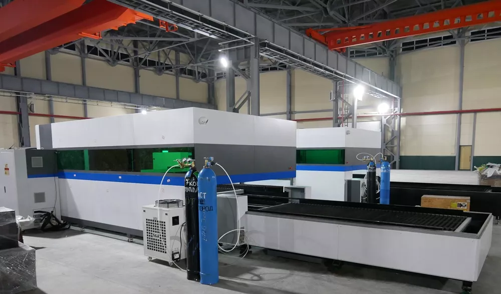 FL-L1560FHE-3000-Raycus Лазерный станок для резки листового металла с кабинетной защитой и сменным столом