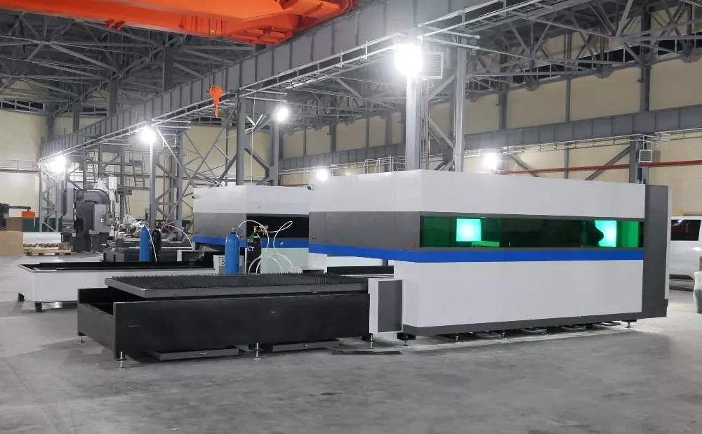 FL-L2060FEHR-30000-D350-IPG Лазерный станок для резки листового металла и труб со сменным столом и кабинетной защитой