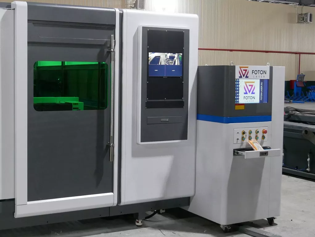 FL-L1530FHR-6000-D220-Raycus Лазерный станок для резки листового металла и труб с кабинетной защитой