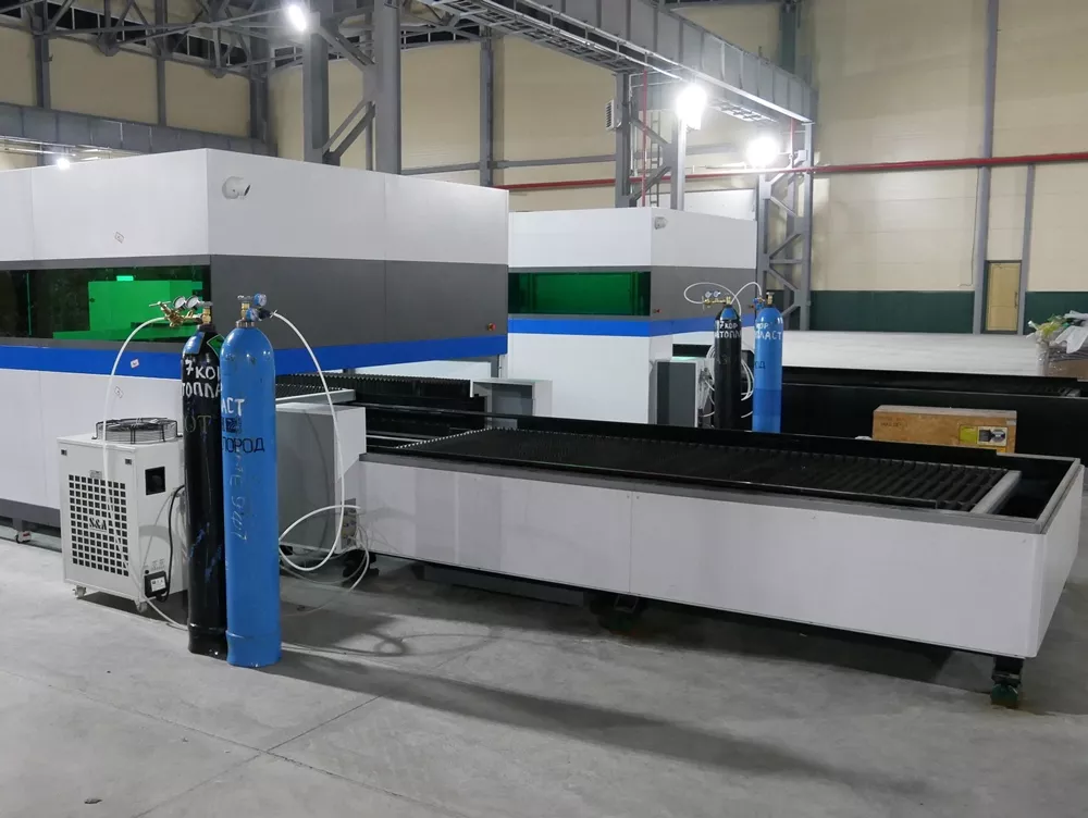 FL-L2060FHE-3000-Raycus Лазерный станок для резки листового металла с кабинетной защитой и сменным столом