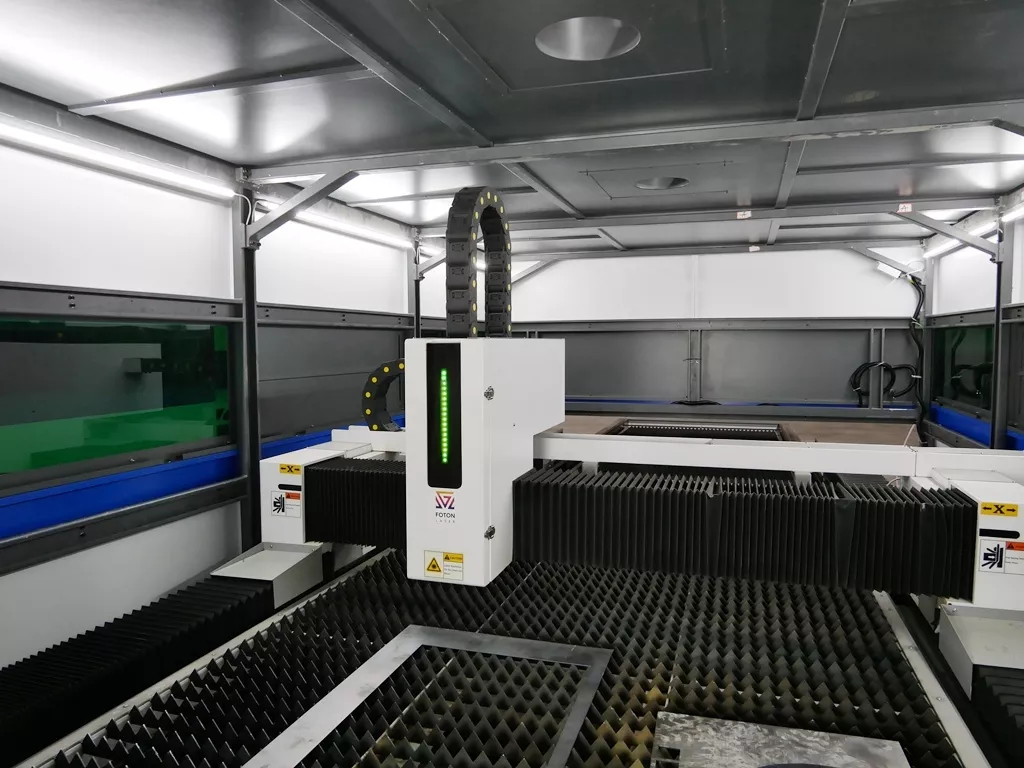 FL-L1560FHR-4000-D220-IPG Лазерный станок для резки листового металла и труб с кабинетной защитой