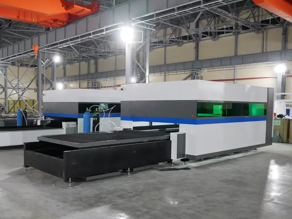 FL-L1560FEHR-1500-D220-Raycus Лазерный станок для резки листового металла и труб со сменным столом и кабинетной защитой